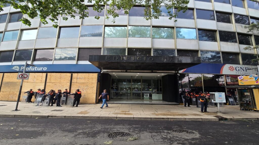 Edificio Con Policias