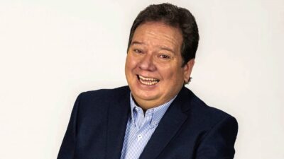 “Coque” Muñiz compartió algunas de sus historias más entrañables y otras absolutamente surrealistas: desde su inesperado rol como padrino del futbolista Javier “Chicharito” Hernández, hasta la vez que fue echado del aire por el Perro Guarumo en un programa de televisión de Monterrey por soltar una retahíla de groserías.