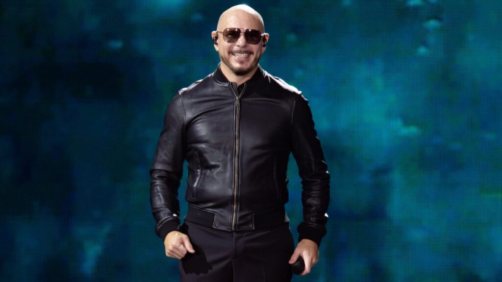 Pitbull encendió la luz al final del Tecate Emblema 2025