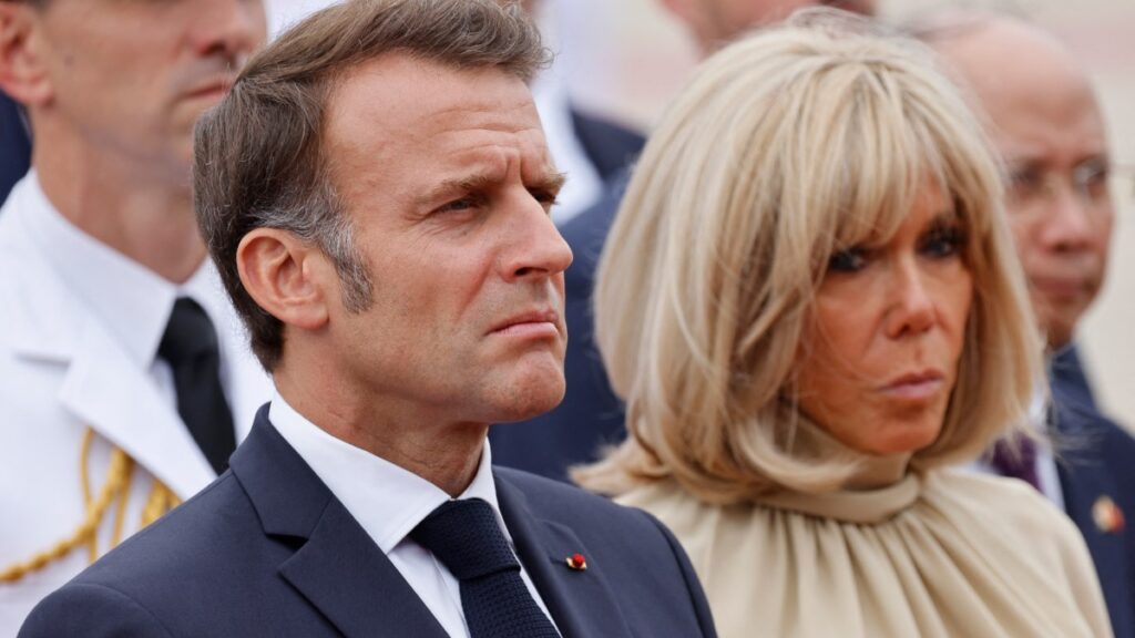 Emmanuel Macron y su esposa Brigitte Macron.