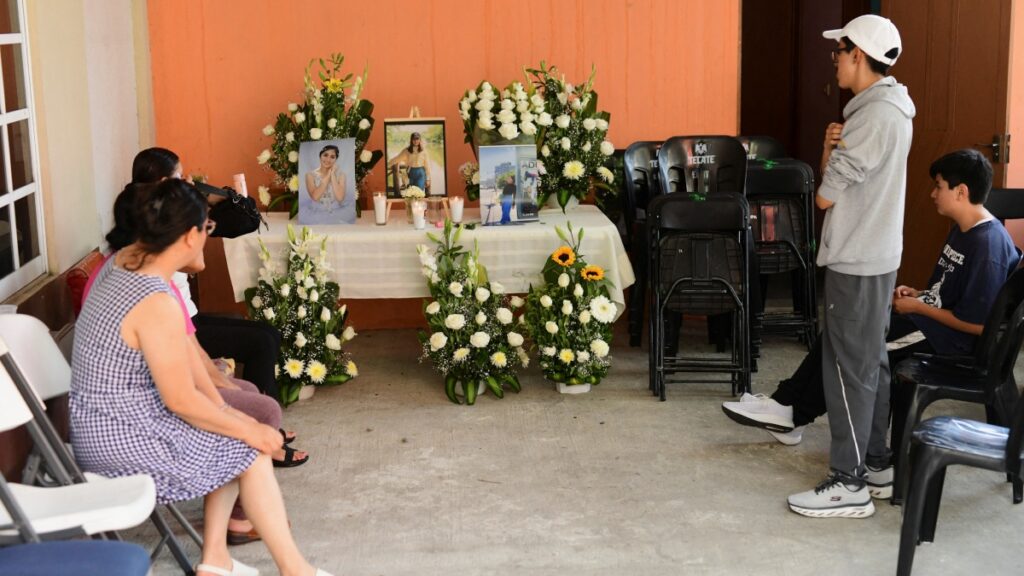 En espera del cuerpo, familiares lloran en Veracruz a América Yamilet, cadete muerta tras choque del buque Cuauhtémoc
