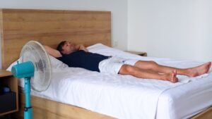 ¿Es bueno dormir con el ventilador prendido o la ventana abierta?