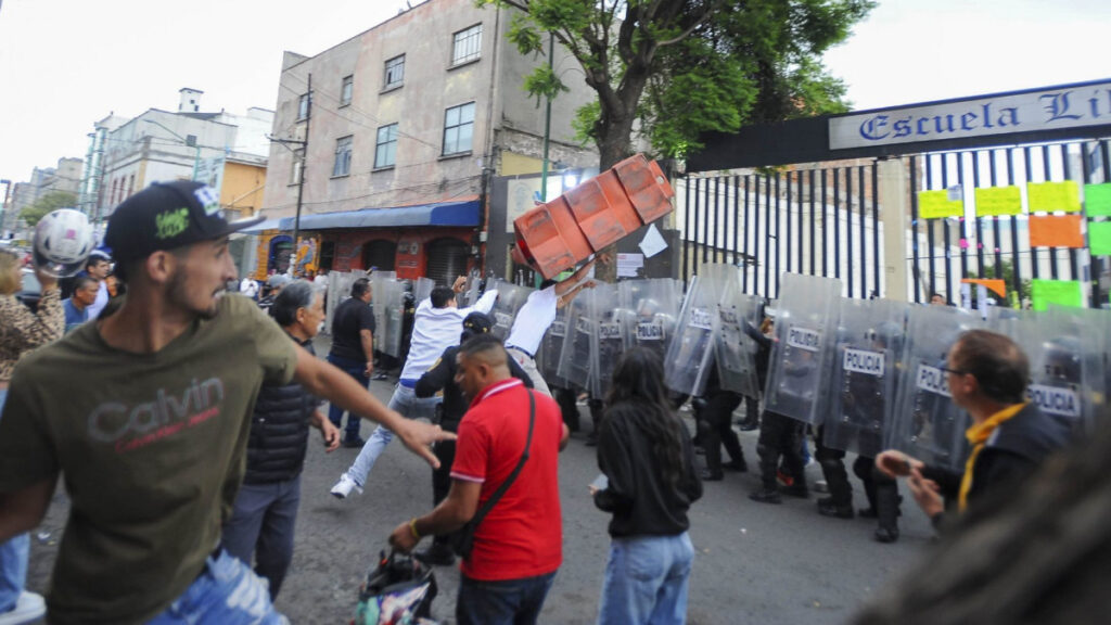 Vecinos y policías se enfrentan por albergue en Escuela Libre de Homeopatía