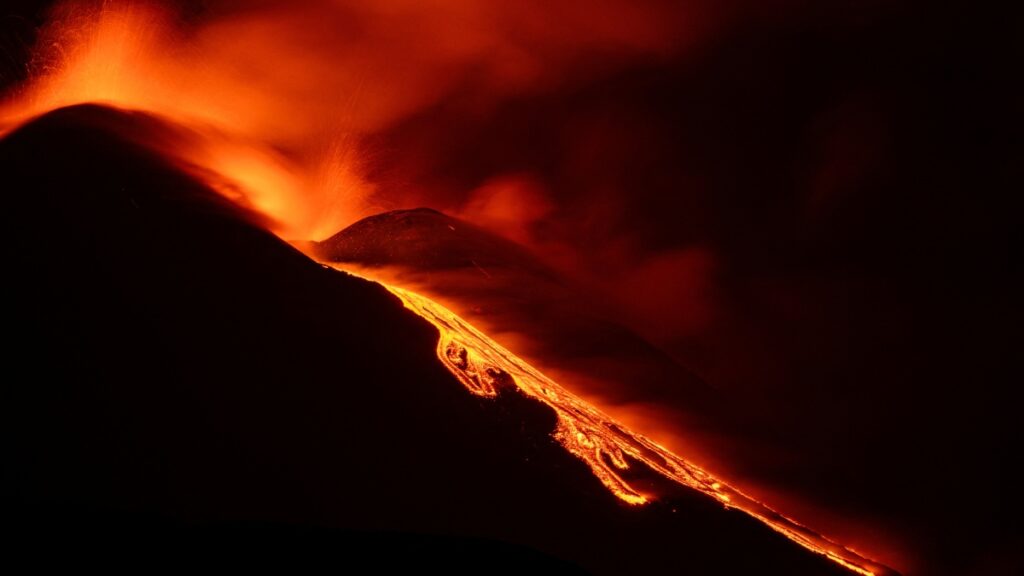 Etna, el volcán más activo de Europa, intensifica su actividad