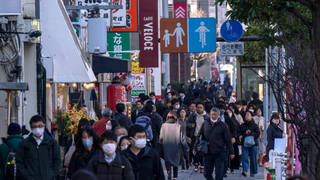 Gente caminando por calles de Japón