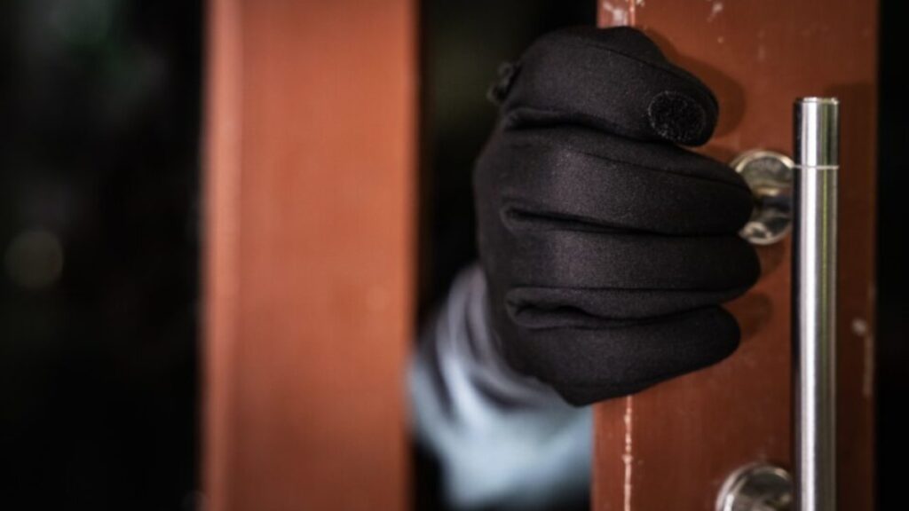 Golpean la puerta… y tu patrimonio: alertan sobre nuevo fraude de falsos desalojos en Michoacán