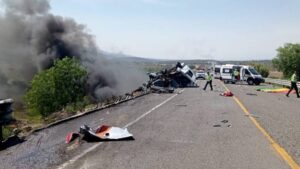 Sube a 21 la cifra de muertos tras accidente en carretera de Oaxaca
