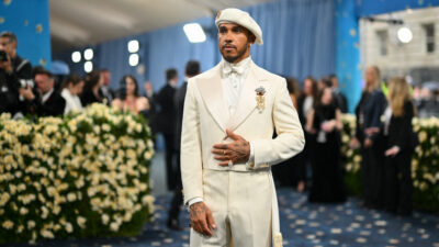 Lewis Hamilton cambia el casco por la moda y brilla en la MET Gala 2025