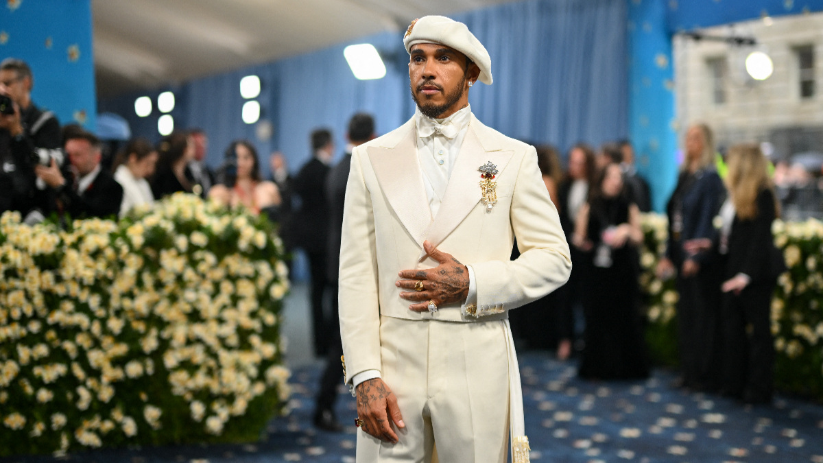 Lewis Hamilton cambia el casco por la moda y brilla en la MET Gala 2025(02)