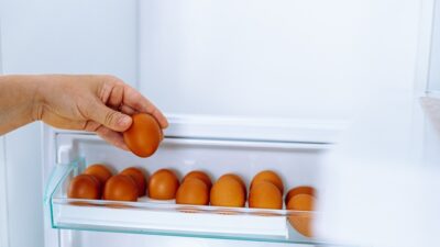 huevos crudos cocidos refrigerador