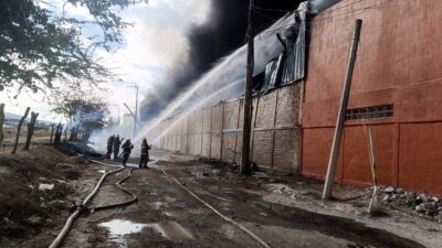 Incendio consume 2 recicladoras y fábrica de muebles en Tlaquepaque, Jalisco