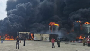 Fuerte incendio en empresa de diésel en Cadereyta, Nuevo León; video