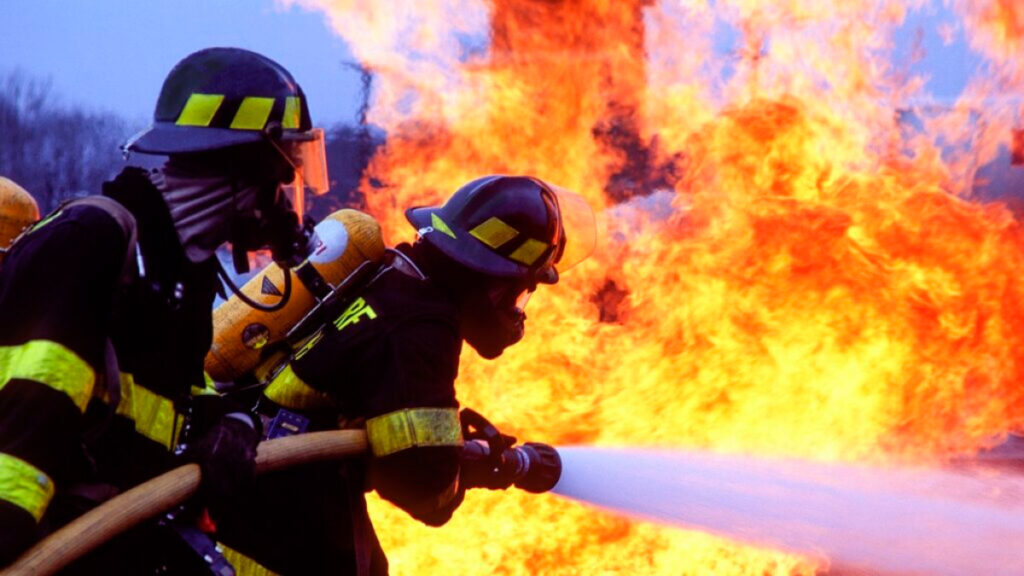 Fuerte incendio consume puestos al exterior del Metro Lindavista; video