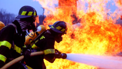 Fuerte incendio consume puestos al exterior del Metro Lindavista; video