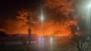 Se registra fuerte incendio en parque industrial de Nuevo León; evacuan a decenas de personas