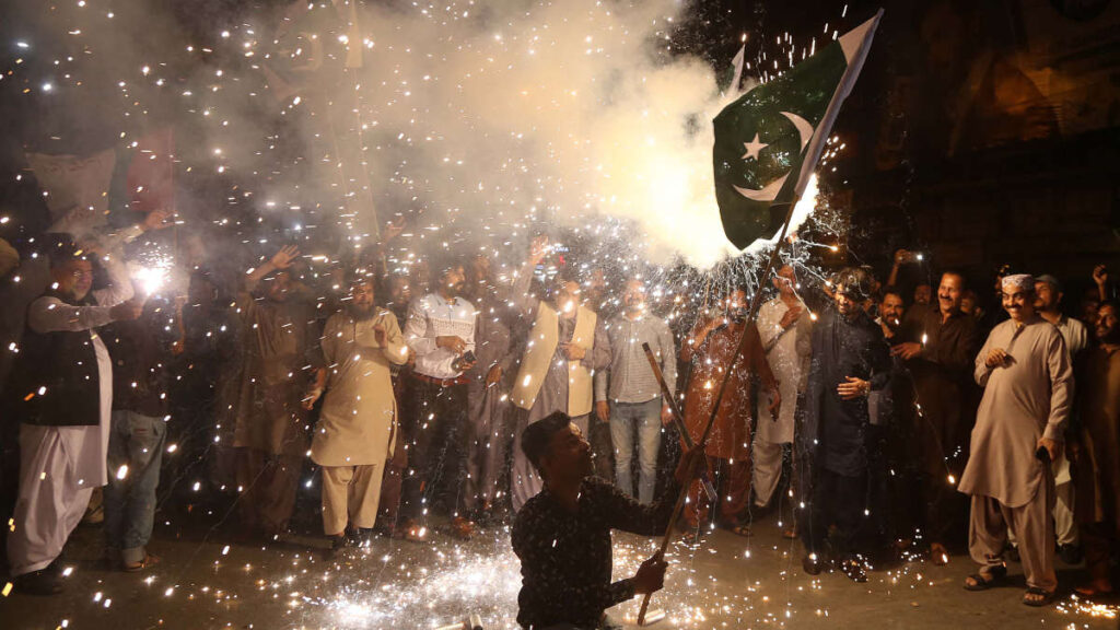 En Pakistán celebraron el alto al fuego.