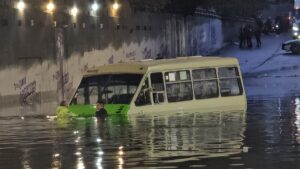 Inundación en Río Churubusco: policía se sumerge para anclar camioneta varada