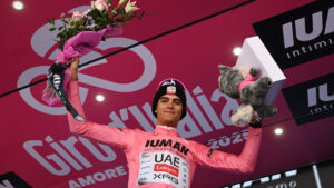 Isaac del Toro se sube al podio y está a dos etapas de coronarse en el Giro de Italia 2025… ¡a un paso del campeonato!