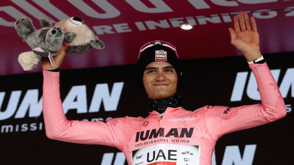 Isaac del Toro consolida liderato en el Giro de Italia defendiendo la ‘maglia’ rosa