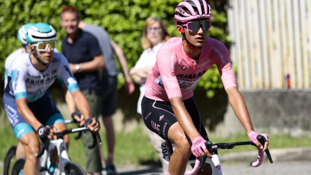 ¡Isaac del Toro se queda con la "Maglia Rosa" un día más!