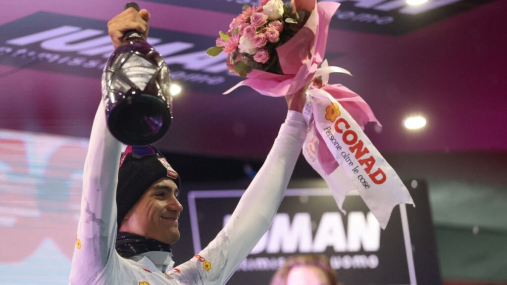 Isaac del Toro mantiene la "Maglia Rosa" del Giro de Italia