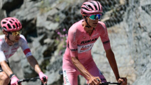 Aficionado mexicano corre con la bandera de México junto a Isaac del Toro en el Giro de Italia 2025