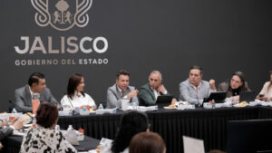 Pablo Lemus, gobernador de Jalisco, se reúne con familias de desaparecidos