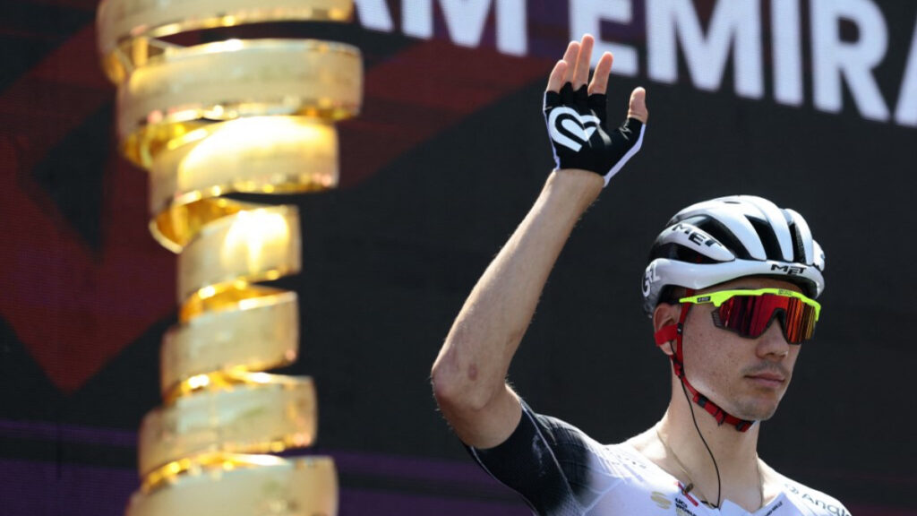 ¡Así se ve el ojo cerrado de Juan Ayuso, compañero de Isaac del Toro!