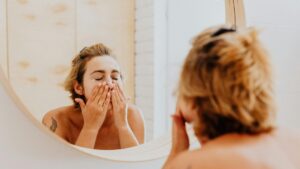 ¿Cuántas veces debes lavarte la cara al día? Hacerlo de más podría ser peligroso