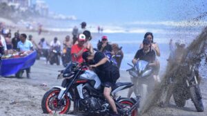 ¿Es legal meter motos y coches a la playa, como en el Acamoto?