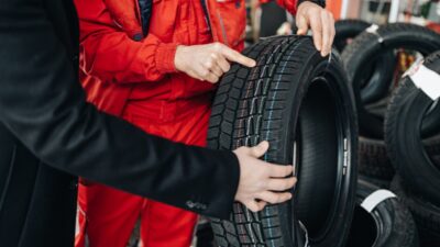 Al comprar llantas nuevas para un auto, es común notar líneas o rayas de colores en la banda de rodamiento. ¿Para qué sirven? Te lo decimos.
