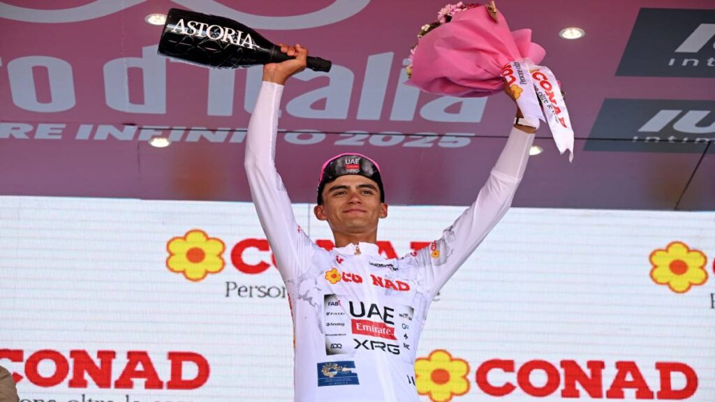 Isaac del Toro pierde el rosa, pero es la Maglia Bianca, ¿qué significa?"