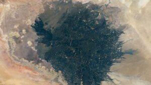 ¿Qué es la mancha negra en medio del desierto del Sahara, que se ve desde el espacio?