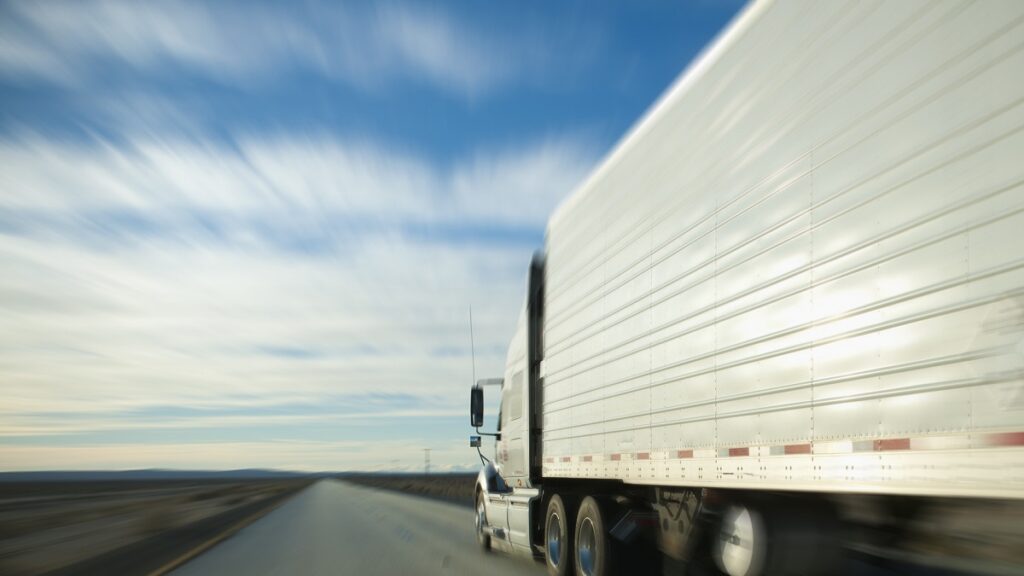 ¿Cuántas horas puede manejar un trailero en México según la norma NOM-087?