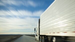 ¿Cuántas horas puede manejar un trailero en México? Esto es lo que marca la ley