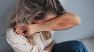 Médico es acusado por su ex de intento de feminicidio en Puebla; hospital lo suspende