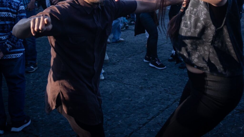 Medio Metro sufrió un accidente mientras conducía su camioneta junto a su familia. Sin embargo, el incidente no pasó a mayores.