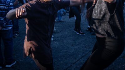 Medio Metro sufrió un accidente mientras conducía su camioneta junto a su familia. Sin embargo, el incidente no pasó a mayores.