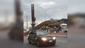 Colapsa columna en obras del Metro de Monterrey, cayó sobre grúa; autoridades ya atienden