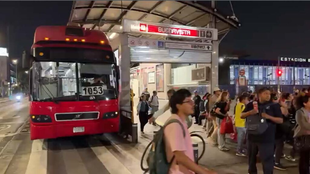 Padres y alumnos bloquean Insurgentes y Mosqueta