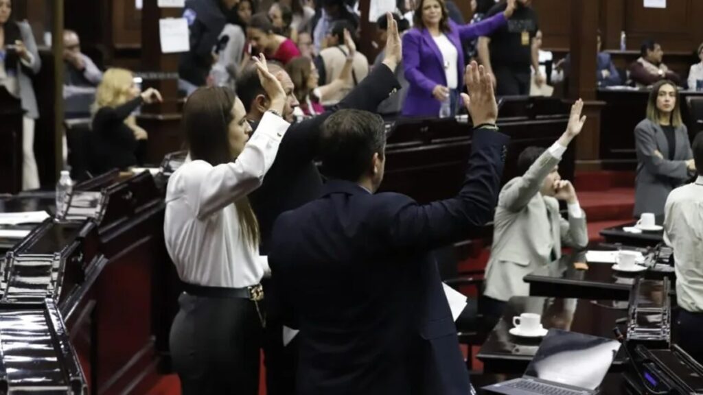 Michoacán aprueba castigar la apología del delito, sin limitar libertad de prensa; ve sanciones