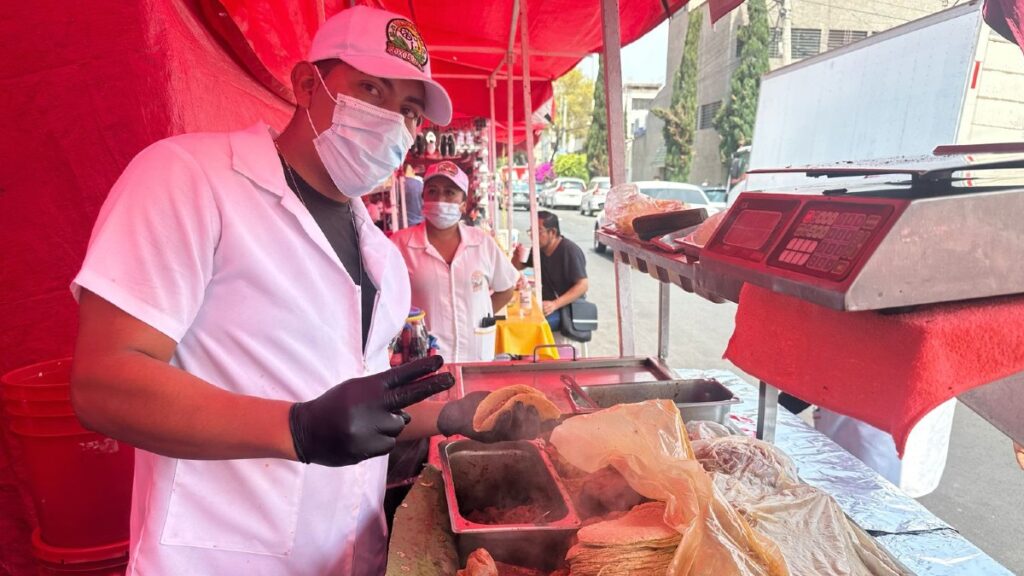 Descubre los tacos de michote más famosos de la colonia Estrella. Shoshocotla lleva 40 años de tradición con una receta secreta de carnero y puerco. ¡Y ahora con michoqueso y promociones!
