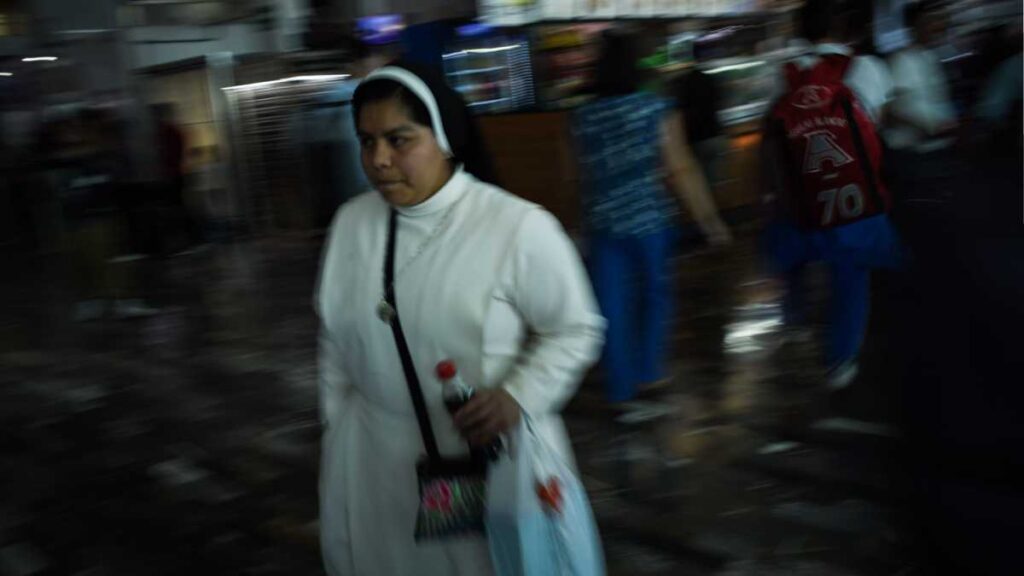 Joven disfrazado de monja comete robo en Chile