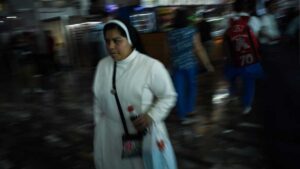 Se disfraza de monja para robar en una casa: video