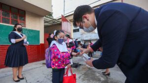 Secundaria de Monterrey suspende actividades por brote de COVID