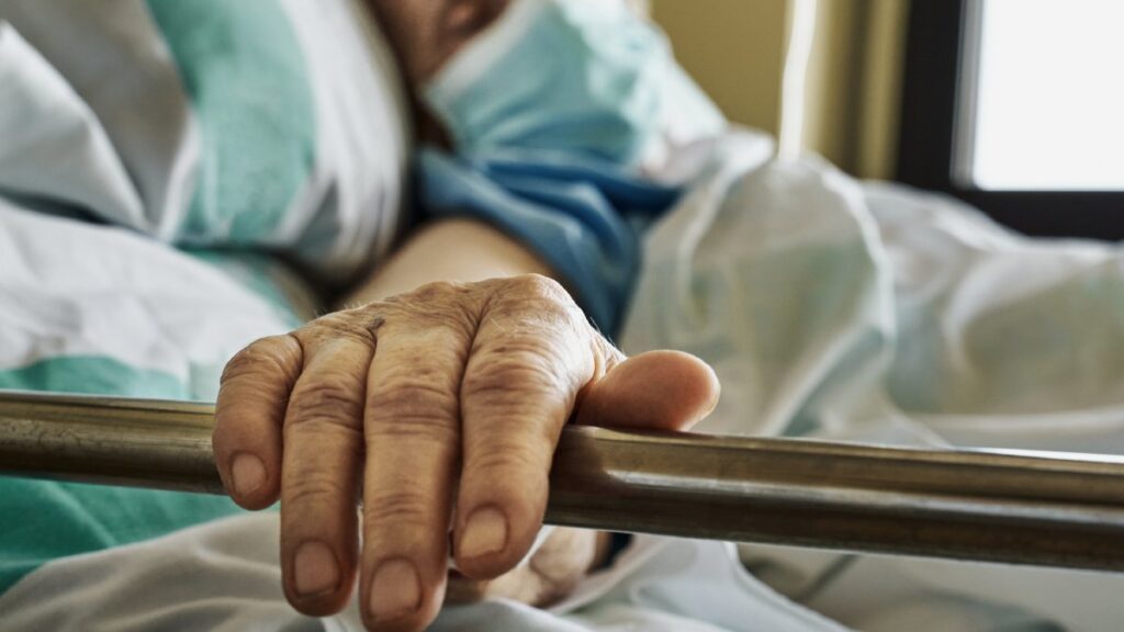 Banco obliga a mujer de 96 años a presentarse en camilla a sucursal para poder cobrar su pensión