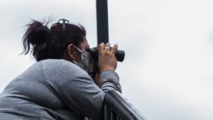 ¿Te gusta el chisme? ¡Aguas! Te pueden multar por espiar a tu vecino en CDMX