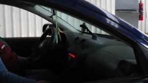 Graban a niña corriendo colgada de la puerta de un coche en Guadalupe, Nuevo León