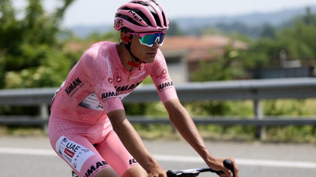 El emotivo momento de Isaac del Toro con un niño en el Giro de Italia
