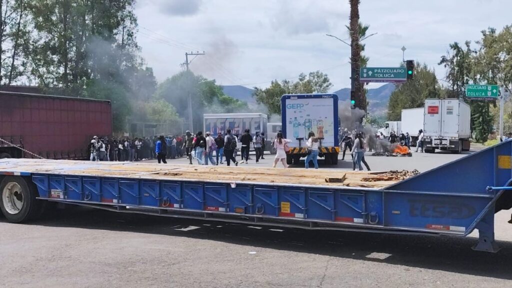 Normalistas bloquean Morelia: queman llantas y secuestran camiones por tercer día